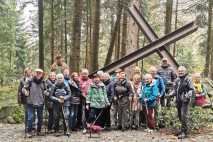 2023-11-29-ZE-UH-Iris Bruder-WuF-Herbstwanderung-Waldsee Gedenkstätte-IMG_20231123_143139_
