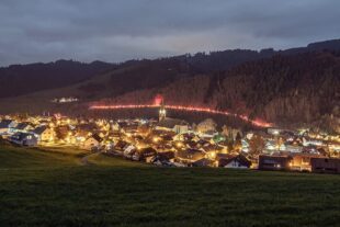2023-12-1-OH-Tourist-Info-Blick auf Oberharmersbach und den beleuchteten Märchenweg