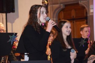 2023-12-18-NO-Katharina Vollmer-Kirchenkonzert-Gesangssolo Chiara Schwarz und Paula Welle