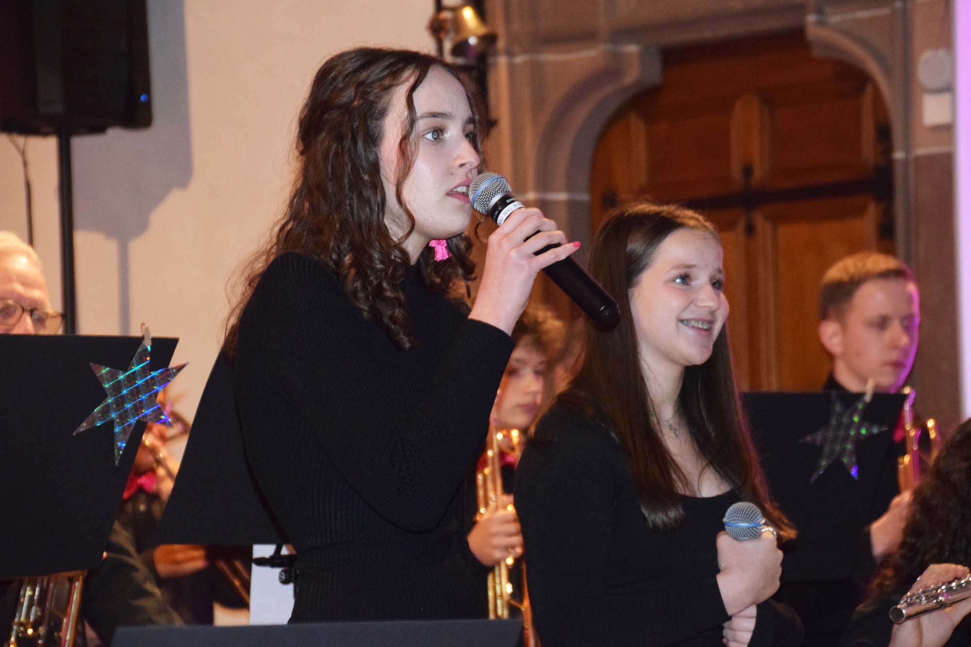 2023-12-18-NO-Katharina Vollmer-Kirchenkonzert-Gesangssolo Chiara Schwarz und Paula Welle