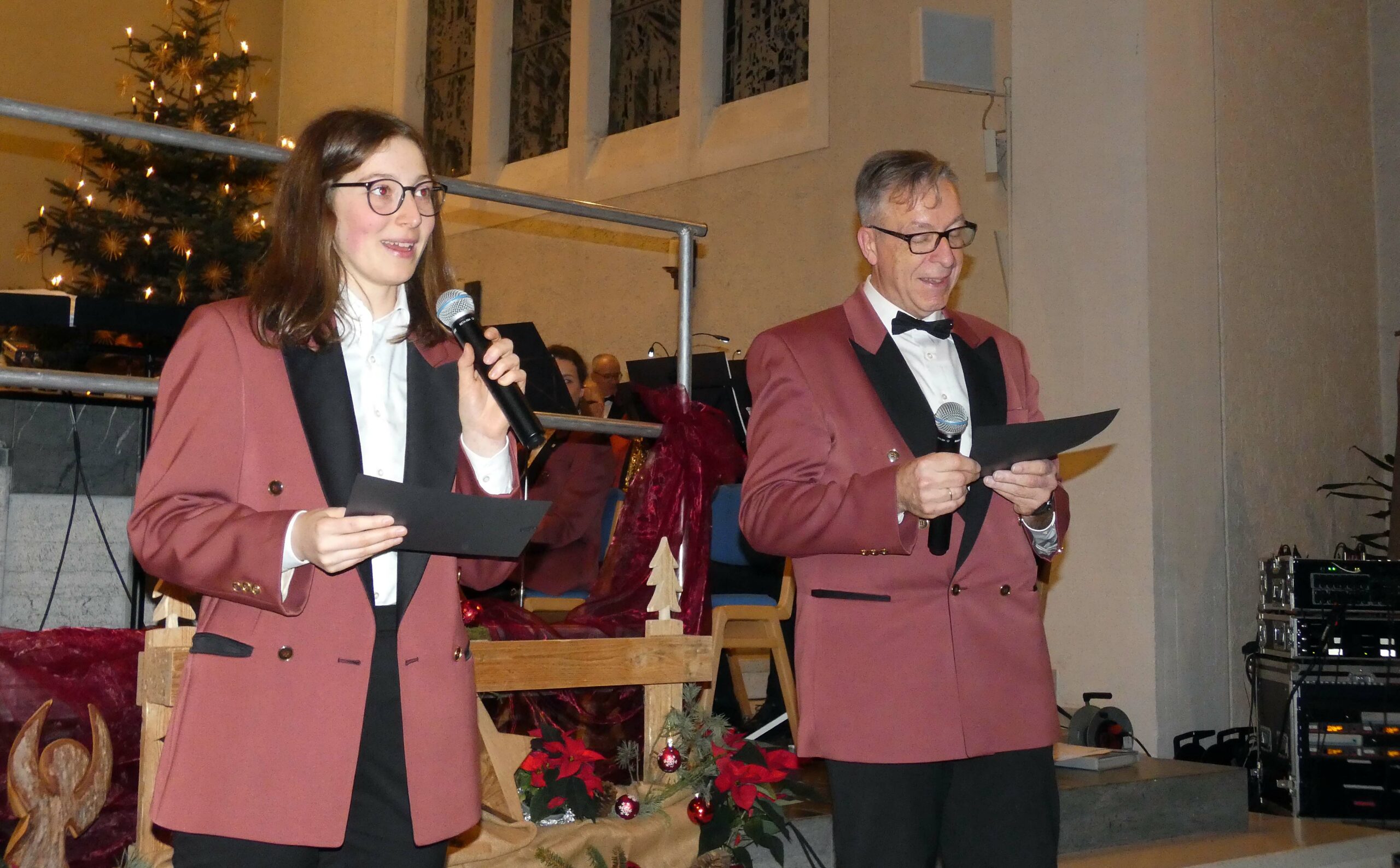 2023-12-20-BI-bia-Adventskonzert-und-Moderatorenduo (2)
