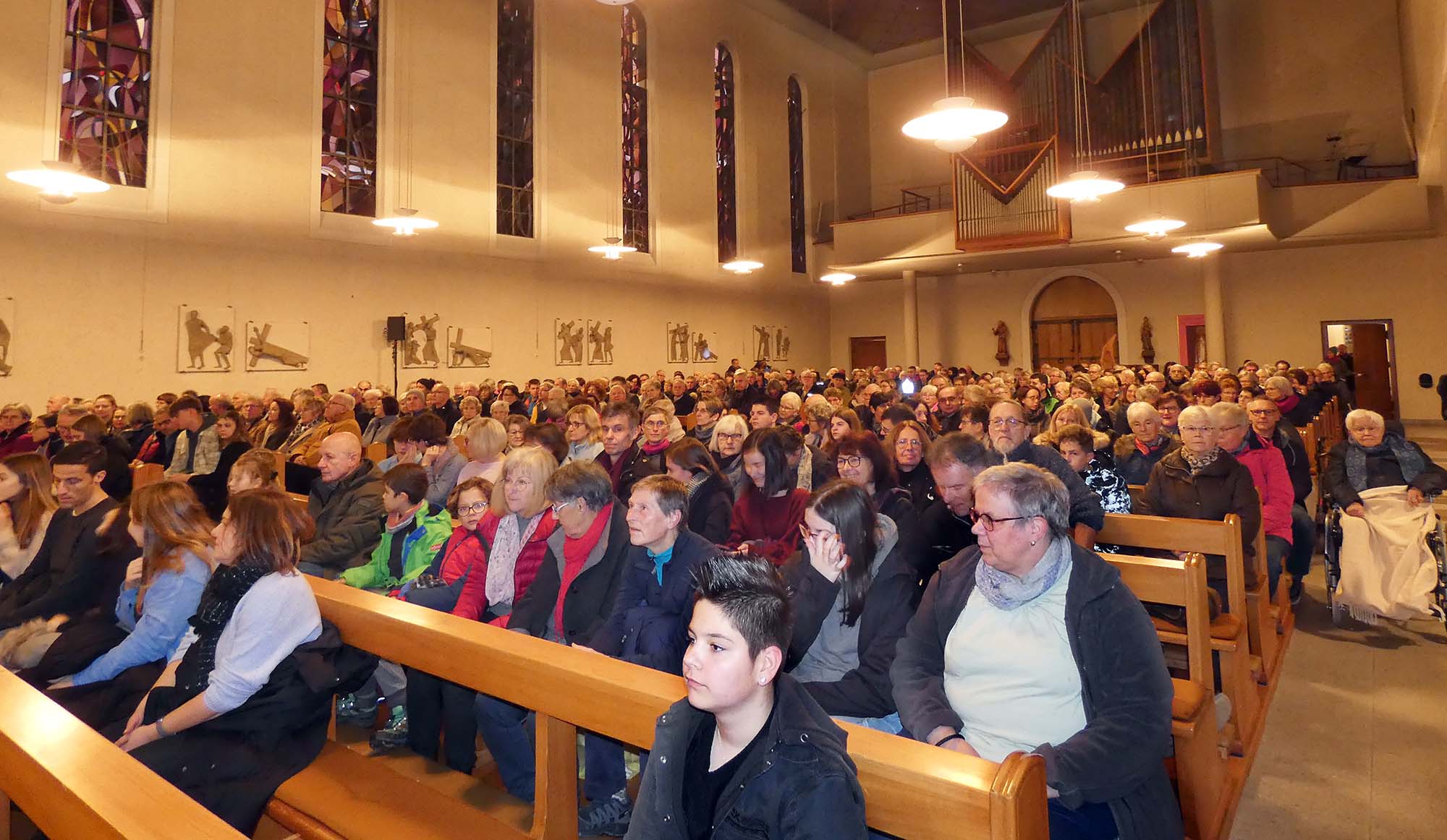 2023-12-20-BI-bia-Adventskonzert-und-Publikum