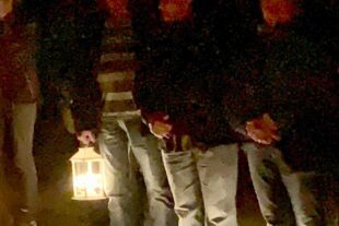 2023-12-20-NO-Touristen-Information-Laternen mit Wanderern[78]