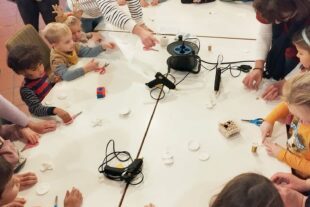 2023-12-20-OH-Kathrin Lehmann-Weihnachtsfeier DJK Kids OH-Die Bastelecke mit den fleißigen Künstlern