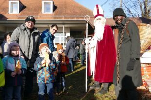 2023-12-20-ZE-UE-Martin Huber-Adventshock-Der Nikolaus verteilte Gaben an lauter brave Kinder