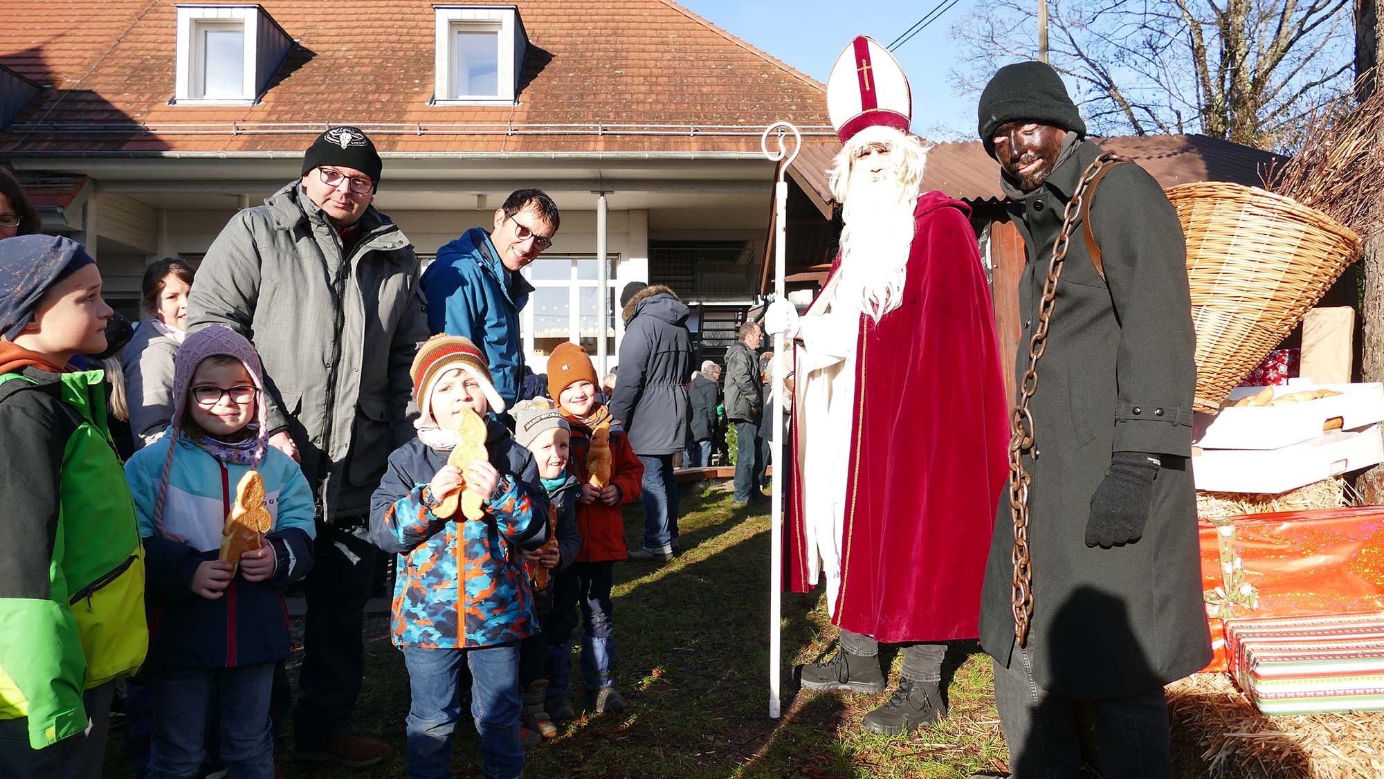 2023-12-20-ZE-UE-Martin Huber-Adventshock-Der Nikolaus verteilte Gaben an lauter brave Kinder