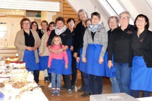 2023-12-20-ZE-UE-Martin Huber-Adventshock-Die Landfrauen Entersbach hatten alle Hände voll zu tun beim Kaffee- und Kuchenstand