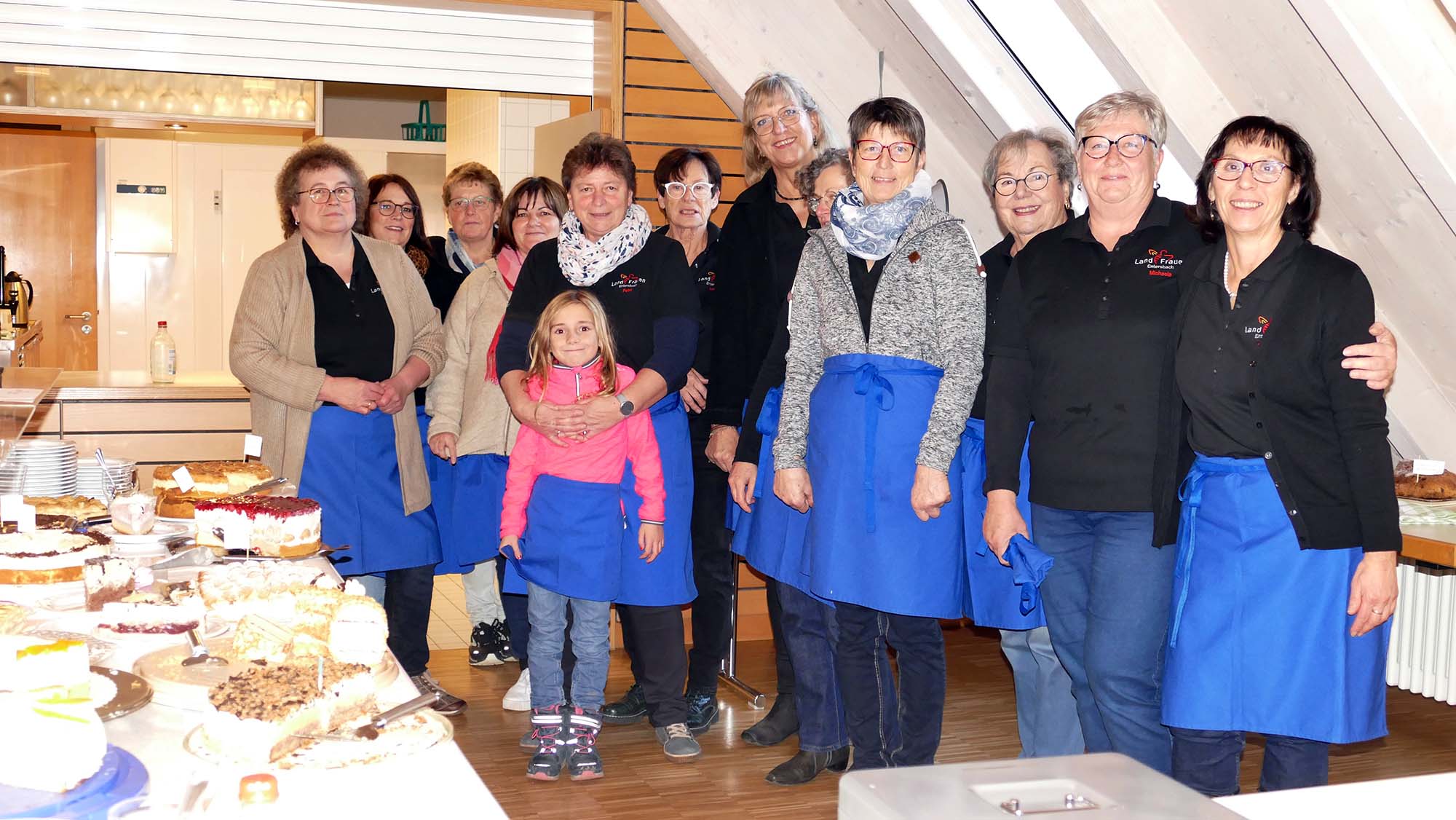 2023-12-20-ZE-UE-Martin Huber-Adventshock-Die Landfrauen Entersbach hatten alle Hände voll zu tun beim Kaffee- und Kuchenstand