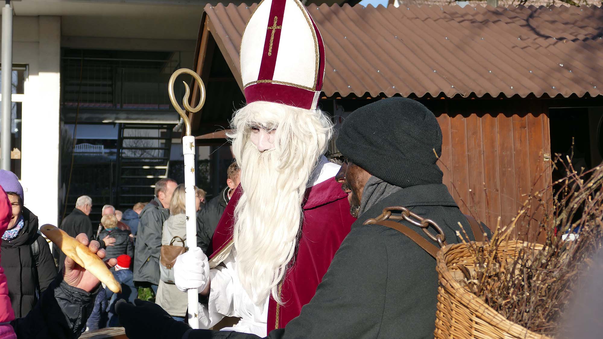 2023-12-20-ZE-UE-Martin Huber-Adventshock-Eine lange Kinderschlange stand beim Nikolaus an