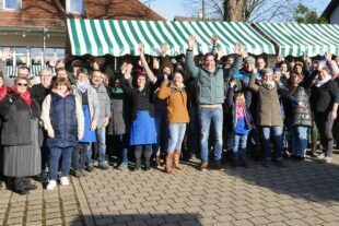 2023-12-20-ZE-UE-Martin Huber-Adventshock-Gruppenfoto Begrüssung der Aussteller und Helfer Ortsvorsteher C.Dumin