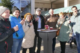 2023-12-20-ZE-UE-Martin Huber-Adventshock-Treffpunkt zum Aufwärmen OV Dumin, BM Pfundstein mit Gattin, OV a.D. Feuer mit Gattin, Schönes Entersbach Vorstand Pfaff