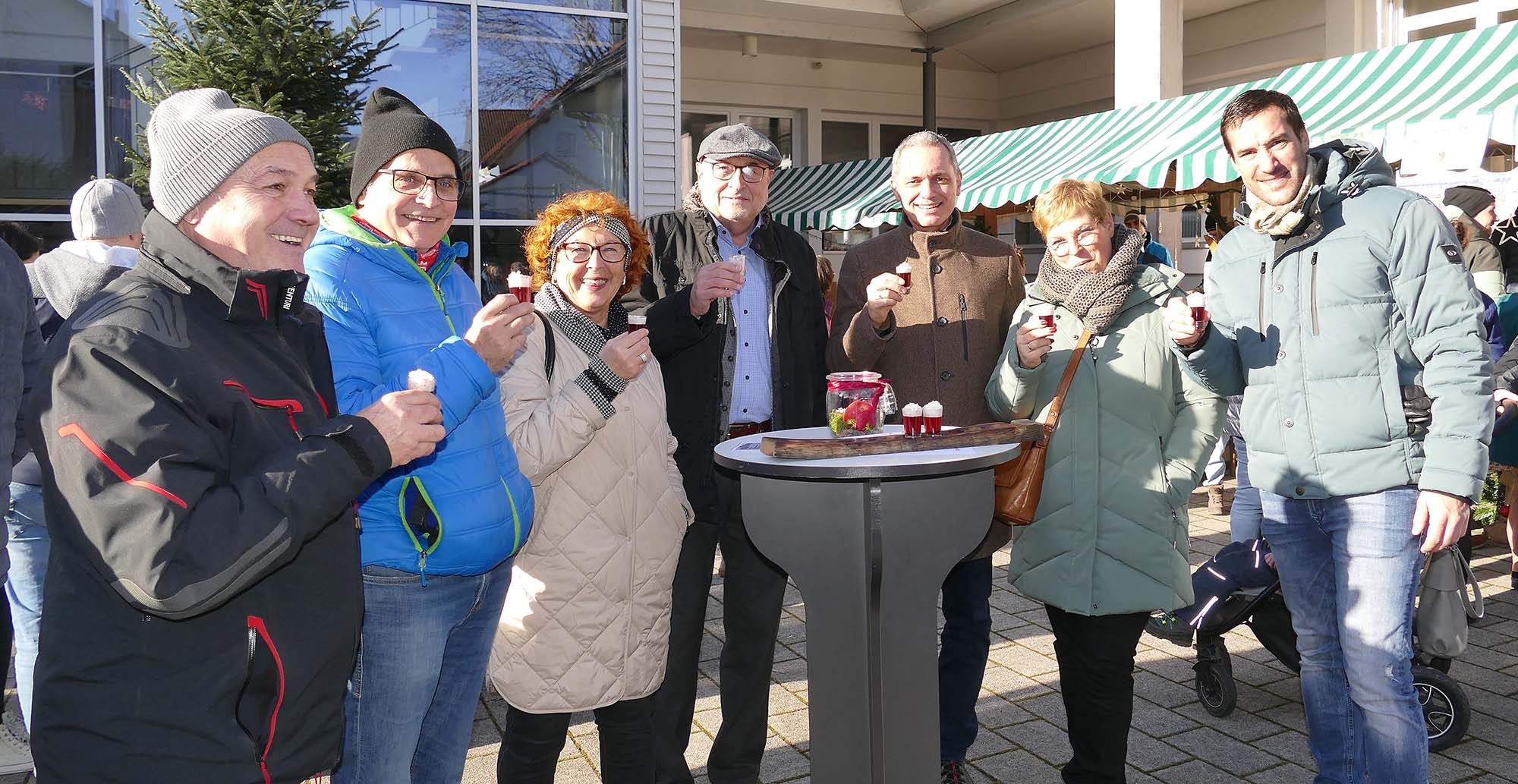 2023-12-20-ZE-UE-Martin Huber-Adventshock-Treffpunkt zum Aufwärmen OV Dumin, BM Pfundstein mit Gattin, OV a.D. Feuer mit Gattin, Schönes Entersbach Vorstand Pfaff