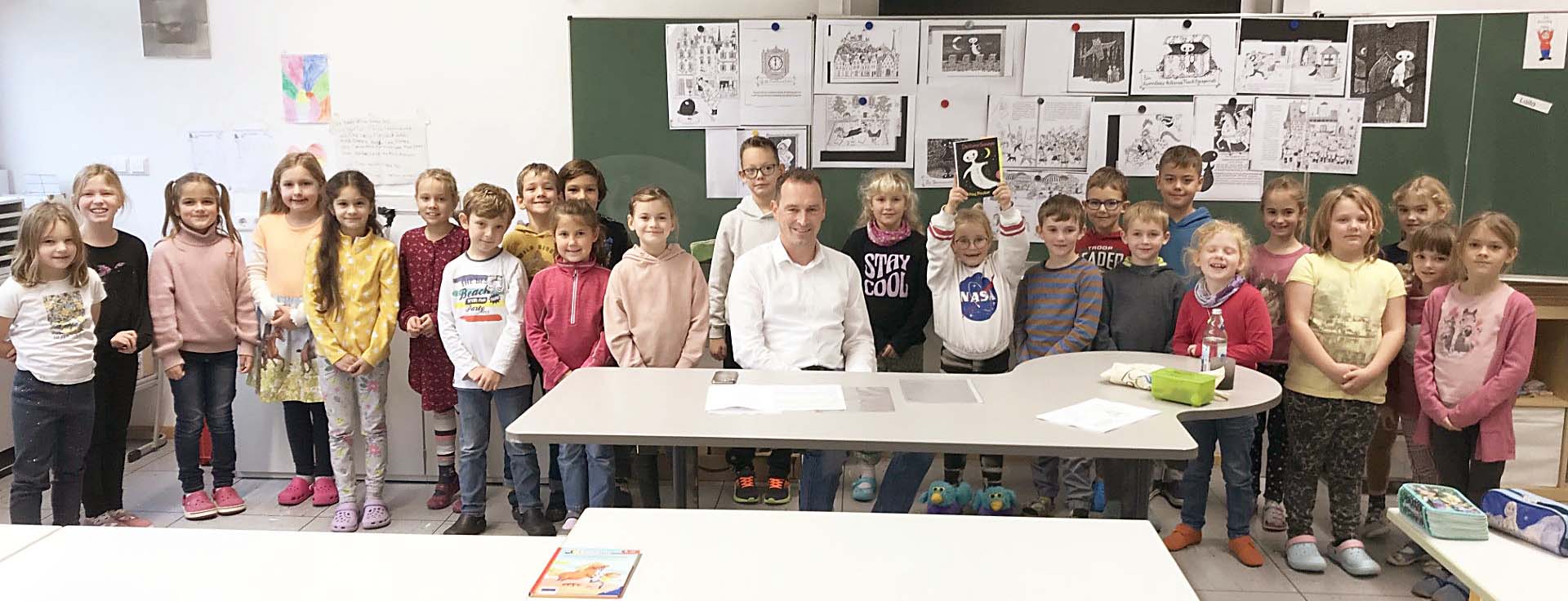 2023-12-4-OH-Brandenkopfschule- Vorlesetag Herr Weith_Klasse 2