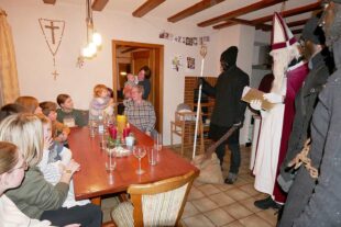 2023-12-6-ZE-UE-Martin Huber-Nikolaus-2023 Voller Kindertisch bei Brosamers
