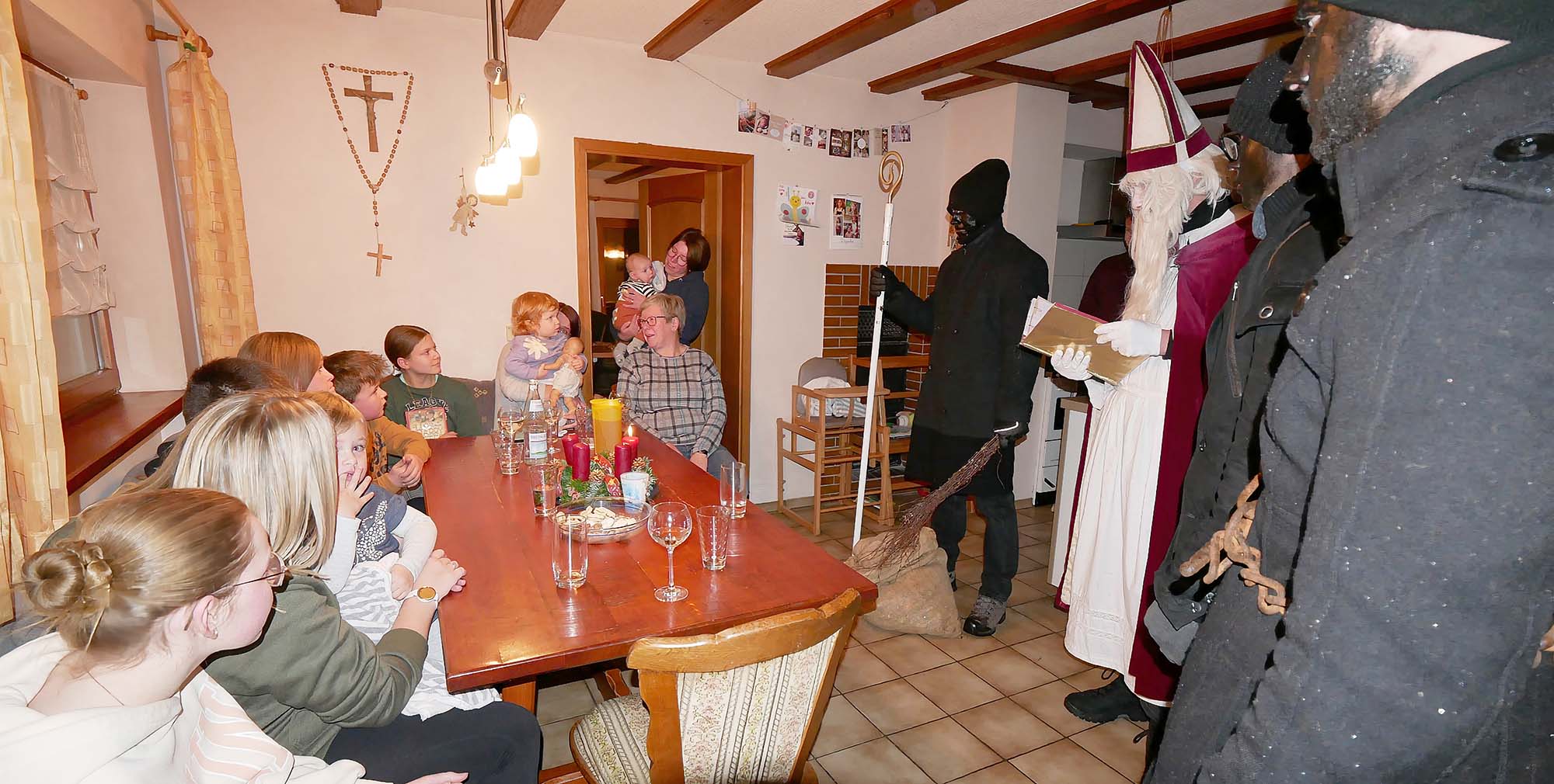 2023-12-6-ZE-UE-Martin Huber-Nikolaus-2023 Voller Kindertisch bei Brosamers