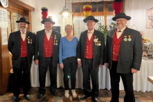 2023-12-8-OH-Stefanie Pfundstein- Bürgerw-Aufmarsch 60. Geb. Klaus Laifer-Bild1