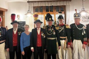 2023-12-8-OH-Stefanie Pfundstein- Bürgerw-Aufmarsch 60. Geb. Klaus Laifer-Bild2