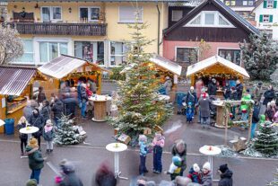 2023-12-8-OH-Tourist-Info-Weihnachtsfreuden-Am 2. Advents-WE wird Vorplatz der Reichstalhalle wieder bewirtet