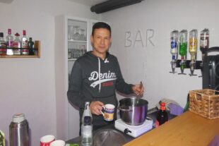 2024-1-10-NO-bia-Lichtwanderung Basilihof-Glühweinausgabe Michael Singer