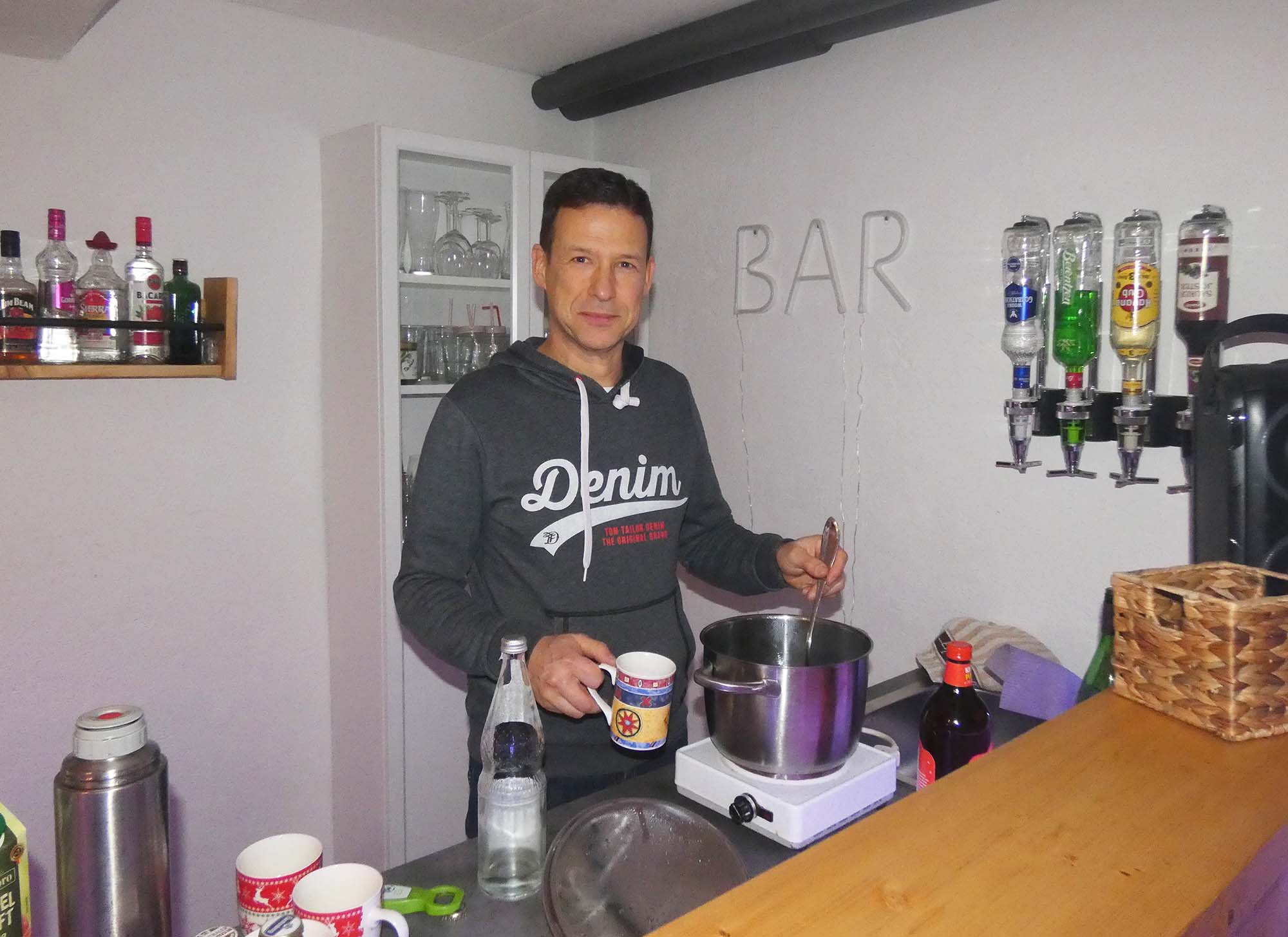 2024-1-10-NO-bia-Lichtwanderung Basilihof-Glühweinausgabe Michael Singer