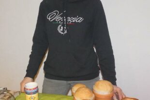 2024-1-10-NO-bia-Lichtwanderung Basilihof-Petra Singer mit Topfbrot Zuschnitt 2023-12-23