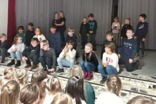 2024-1-10-ZE-UH-Alessa Schwörer- Weihnachtsfeier Grundschule UH Klasse 3