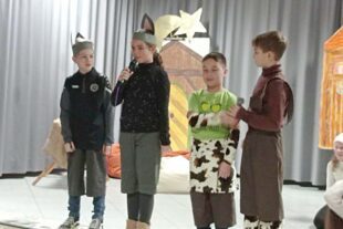 2024-1-10-ZE-UH-Alessa Schwörer- Weihnachtsfeier Grundschule UH Klasse 4 - Esel und Ochs