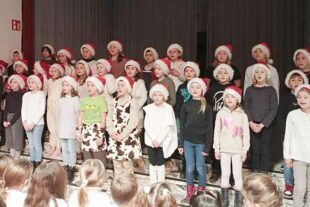 2024-1-10-ZE-UH-Alessa Schwörer- Weihnachtsfeier Grundschule UH Schulchor