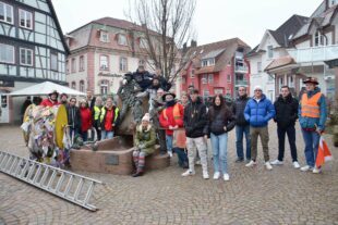 Bunte Fasendfähnchen lösen den Weihnachtsschmuck ab