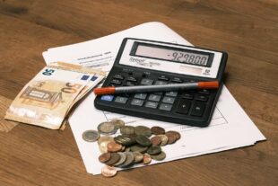 2024-1-17-OH-vo- Haushalt Geld Rotstift Taschenrechner XT4V6622