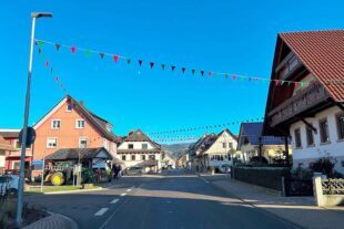 2024-1-22-ZE-UH-Eckwaldhexen-Fähnle aufhängen-Faehnle_Bild1