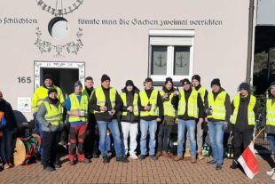 2024-1-22-ZE-UH-Eckwaldhexen-Fähnle aufhängen-Faehnle_Team_Bild2