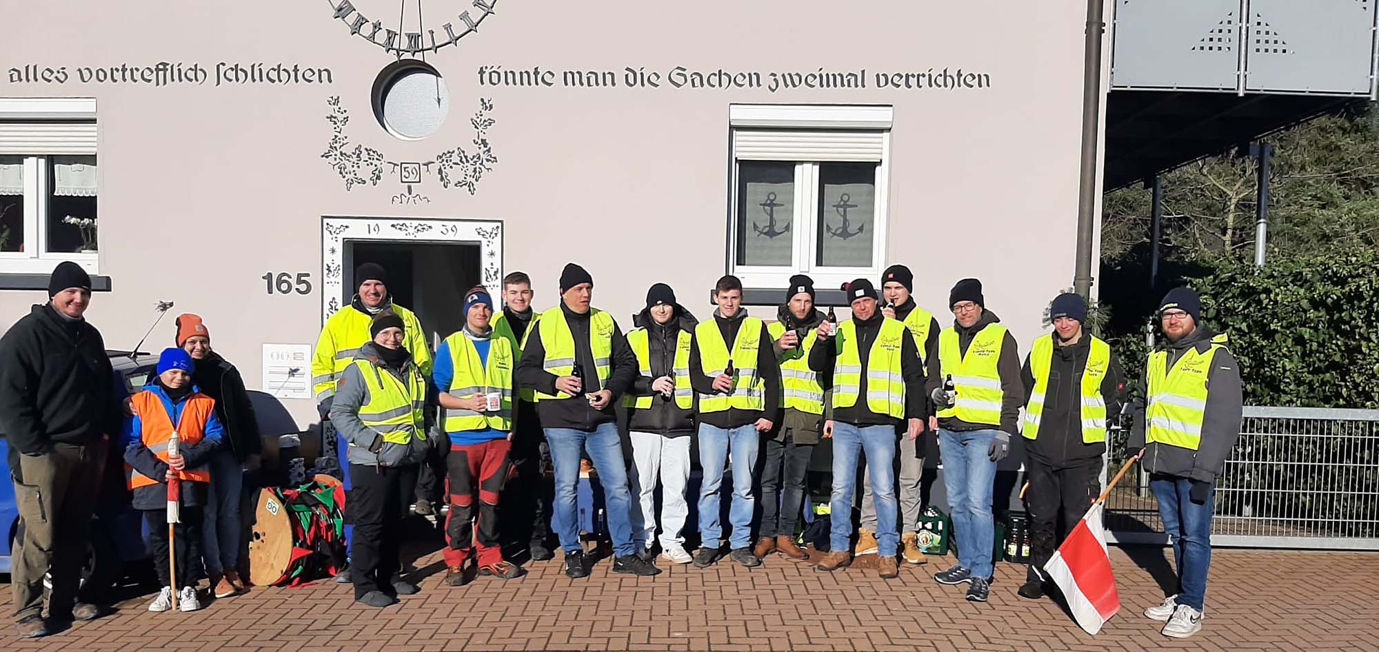 2024-1-22-ZE-UH-Eckwaldhexen-Fähnle aufhängen-Faehnle_Team_Bild2