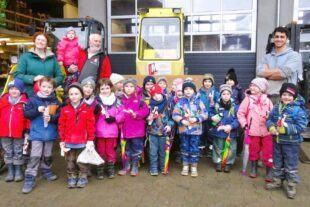 2024-1-31-OH-Andrea Jung-Kinderhaus Sonnenblume-von links Bettina Lehman, Martin Lehmann, Mostafa