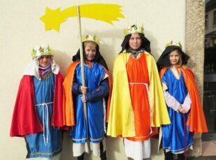 35 Sternsinger unterwegs