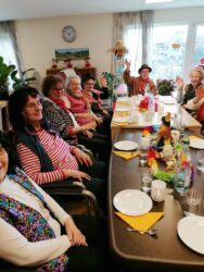 Närrischer Nachmittag begeistert Senioren im Nachbarschaftshaus