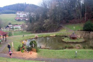 2024-2-7-NO-Touristen Info-Nordi Gewinner Teich Wiwa_Besucher_Panorama