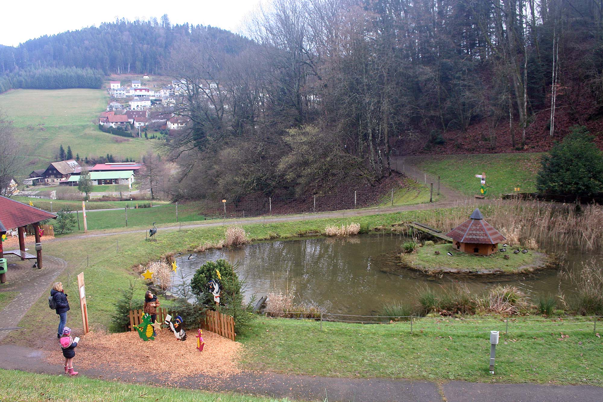 2024-2-7-NO-Touristen Info-Nordi Gewinner Teich Wiwa_Besucher_Panorama