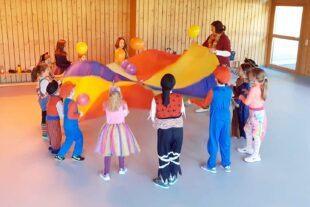 2024-2-7-OH-Kathrin Lehmann-DJK Fasendturnen-Fallschirmspiel mit Luftballons