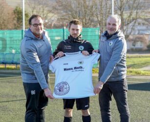 Hans Roth spendet Trikots für die erste Mannschaft des SVO