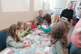 2024-3-1-BI-Wiebke Fix-Kinderkirche-Bastelaktion Regenbogenbilder