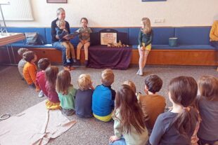 2024-3-1-BI-Wiebke Fix-Kinderkirche-Kinder hören Geschichte von Noah und der Arche