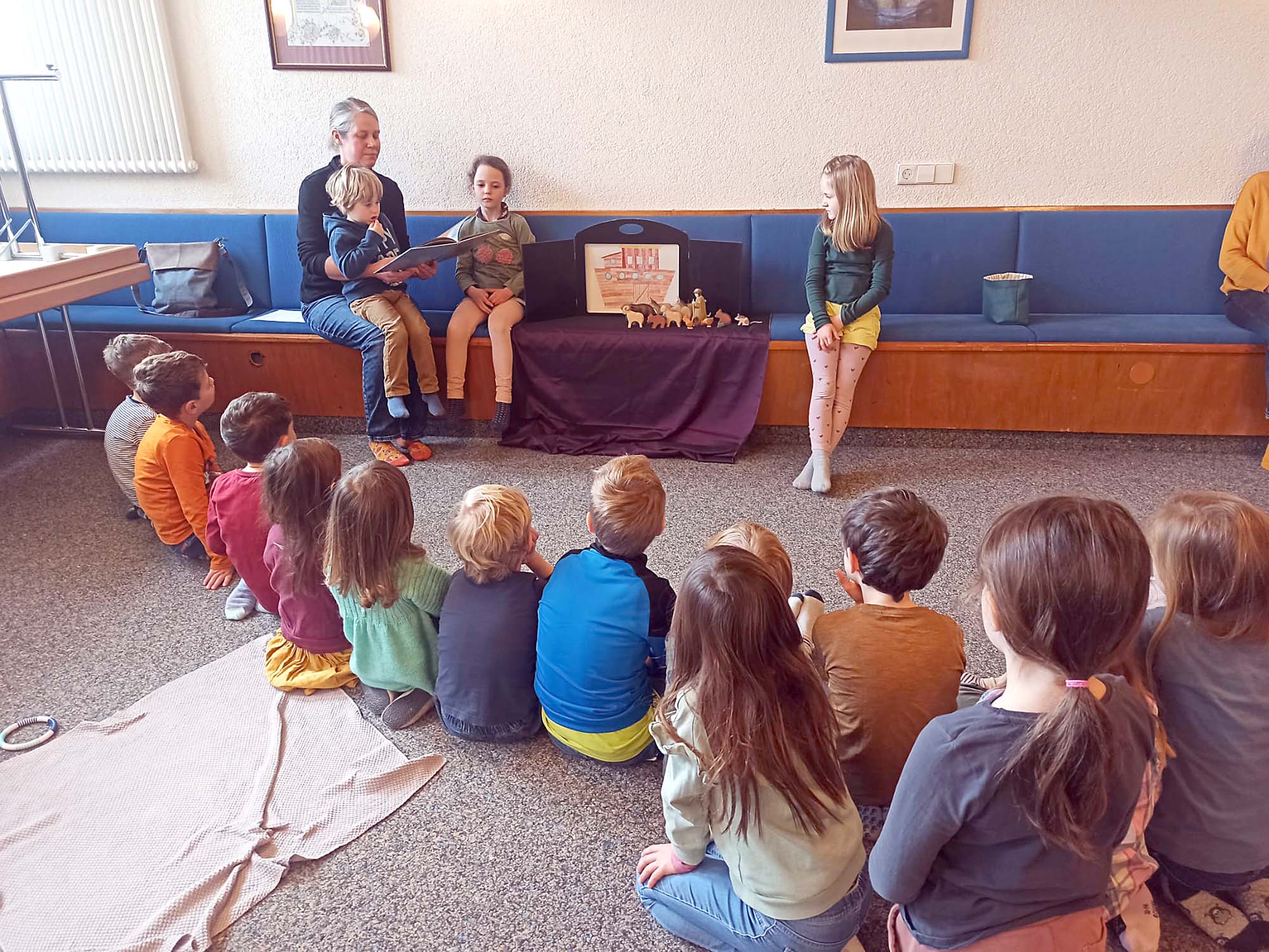2024-3-1-BI-Wiebke Fix-Kinderkirche-Kinder hören Geschichte von Noah und der Arche