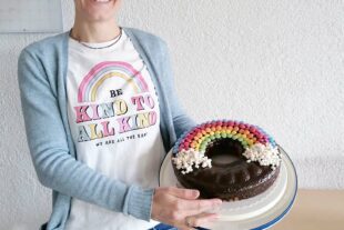 2024-3-1-BI-Wiebke Fix-Kinderkirche-Regenbogenkuchen und die Tortenbäckerin Andrea Fix
