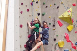 2024-3-13-OG-Verein-Alpenverein-Anja Buntin (r) mit Teilnehmerin