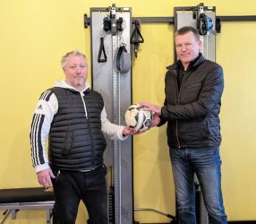 Ex-Torjäger spendet Ball für das Derby