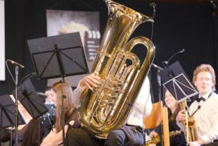 2024-3-18-BI-vo-Frühjahrskonzert Blasorchester Biberach Film ab Orchester Tuba XT4V7072