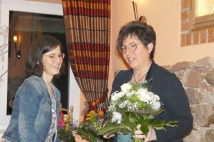 2024-3-26-NO-bia-Landfrauen-und-Julia Vollmer dankt Maria Schwarz