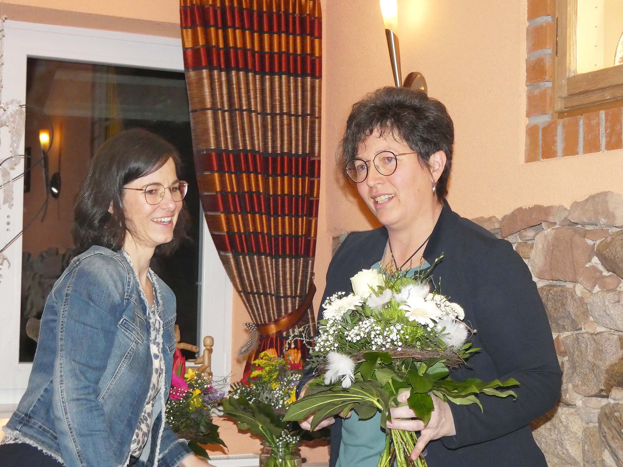 2024-3-26-NO-bia-Landfrauen-und-Julia Vollmer dankt Maria Schwarz