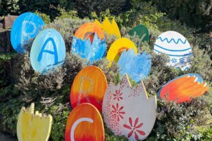 2024-3-28-OH-Tourist-Info-Ab Gründonnerstag auf dem Natur-Erlebnispfad versteckt. Die Holz-Ostereier